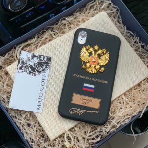 Именной чехол для iPhone с гербом России золотистый