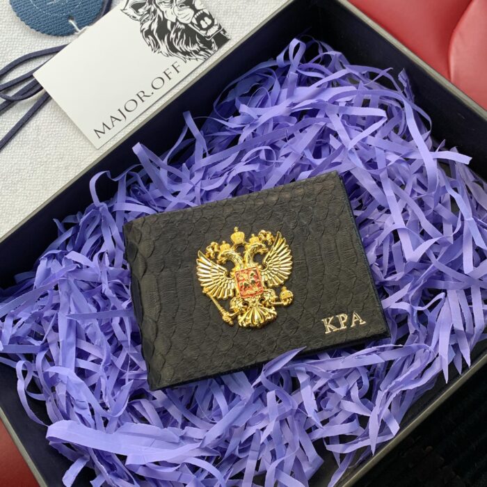 Обложка на удостоверение из питона с гербом России с гравировкой