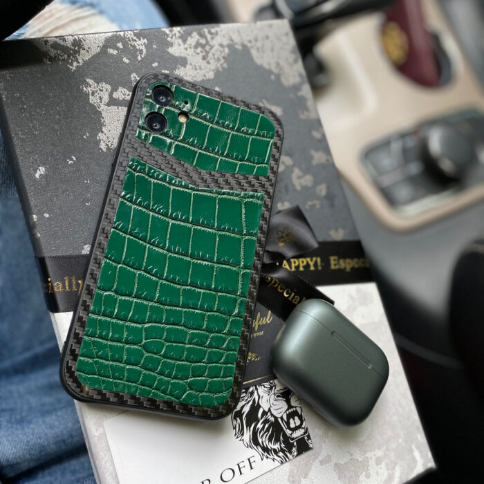 Чехол для iPhone из карбона и кожи крокодила зеленый