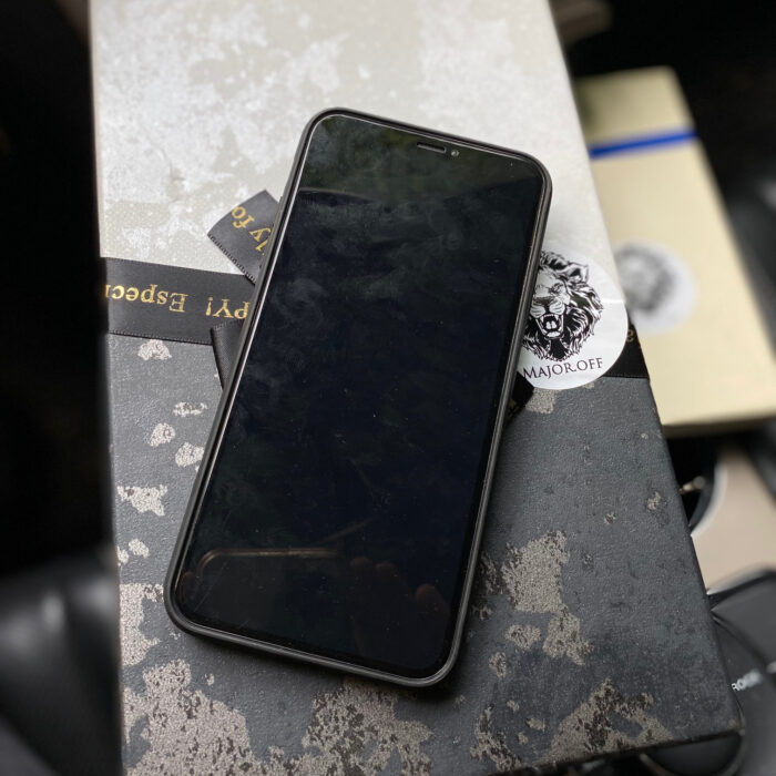 Чехол для iPhone из карбона и телячьей кожи с логотипом компании
