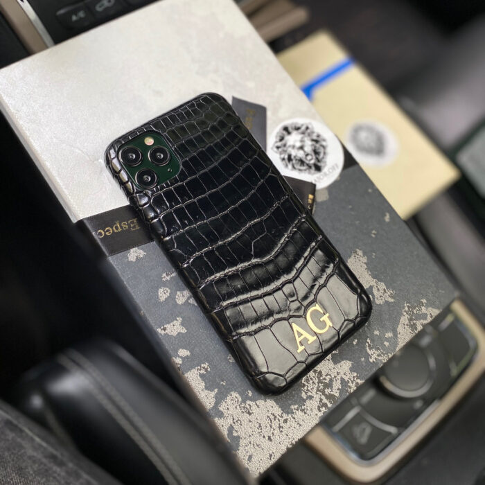 Чехол для iPhone из кожи крокодила черный с золотыми инициалами