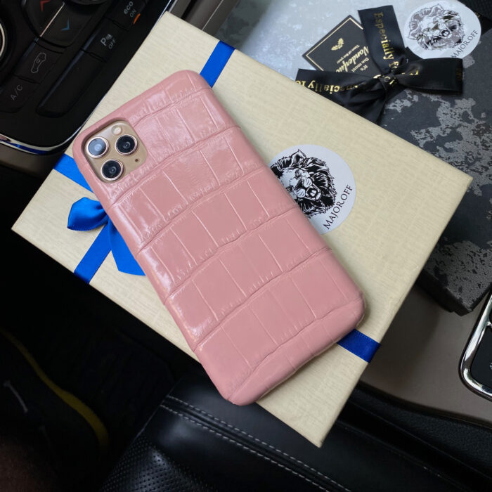 Чехол для iPhone из кожи крокодила розовый