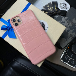 Чехол для iPhone из кожи крокодила розовый