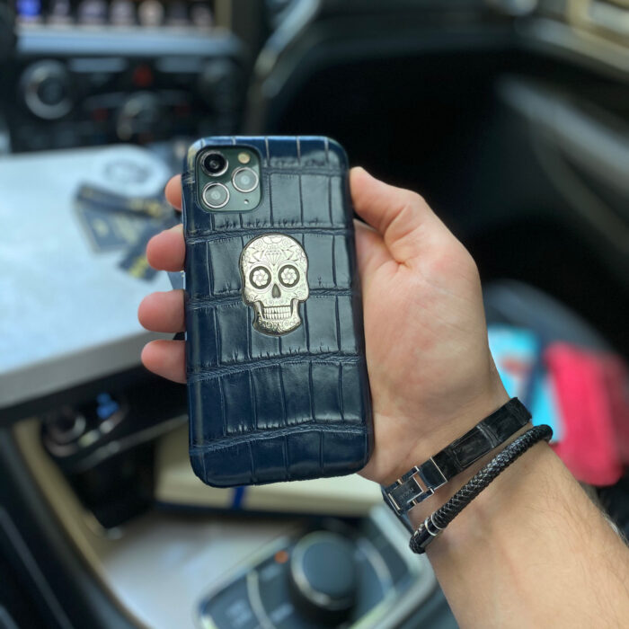 Чехол для iPhone из кожи крокодила синий с логотипом Череп