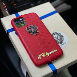 Чехол для iPhone из кожи питона красный с гербом и фамилией