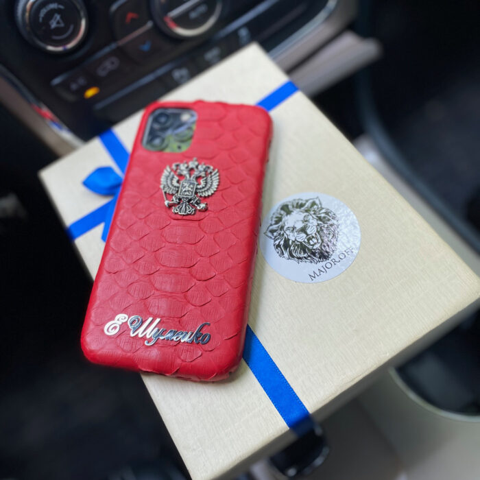 Чехол для iPhone из кожи питона красный с гербом и фамилией