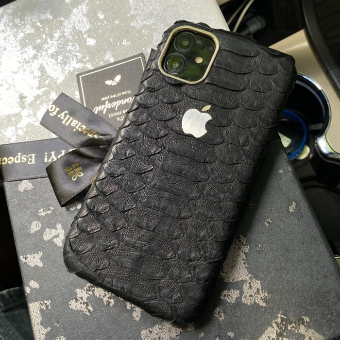 Чехол для iPhone из кожи питона черный с логотипом Яблочко