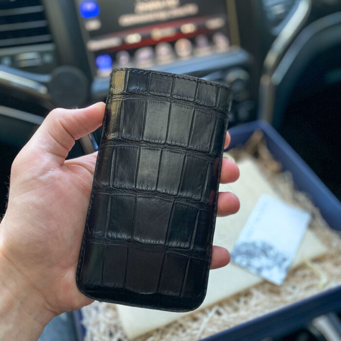 Чехол-карман для iPhone черный в коже крокодила