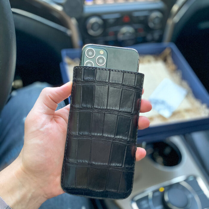 Чехол-карман для iPhone черный в коже крокодила