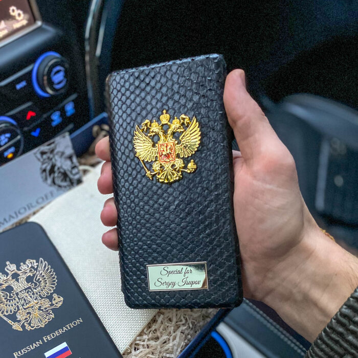 Чехол-книжка для iPhone черный кожаный с гербом и табличкой