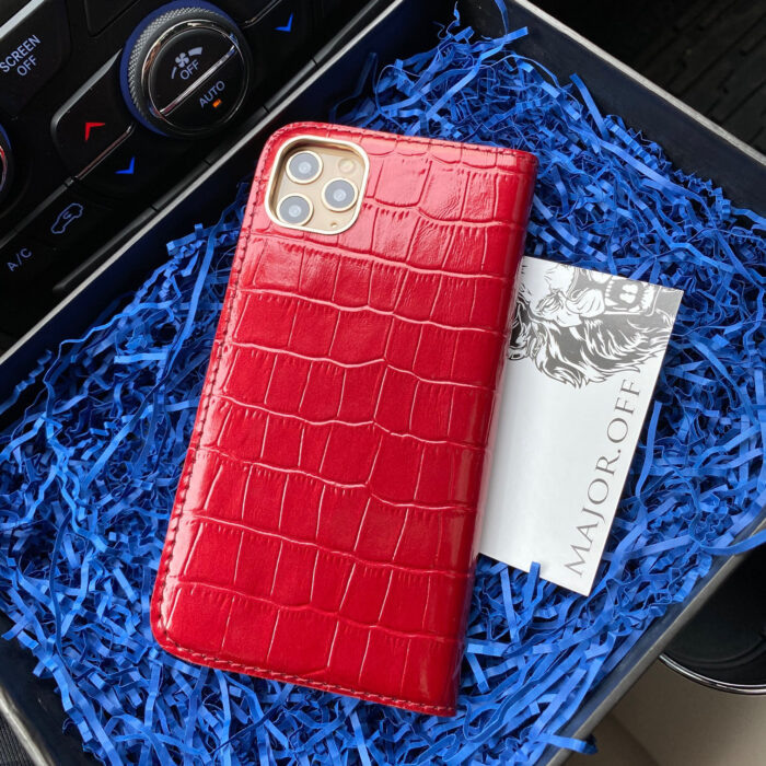 Чехол-книжка для iPhone кожаный красного цвета