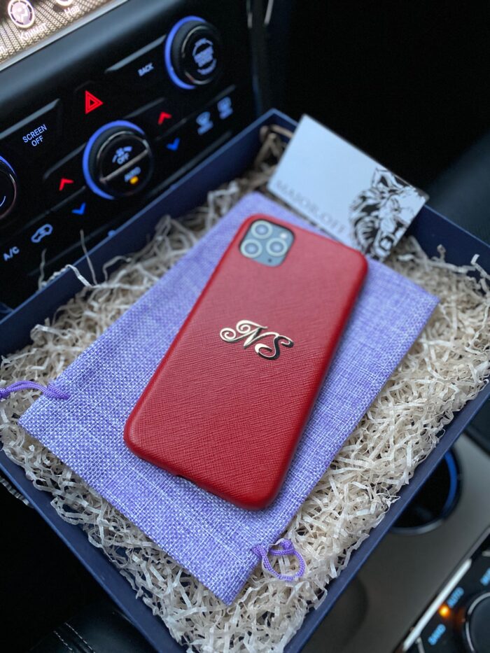 Кожаный чехол для iPhone красный с инициалами в позолоте
