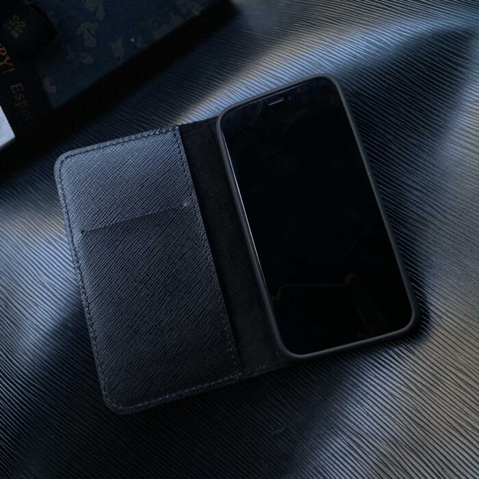 Чехол-книжка для iPhone кожаный черного цвета