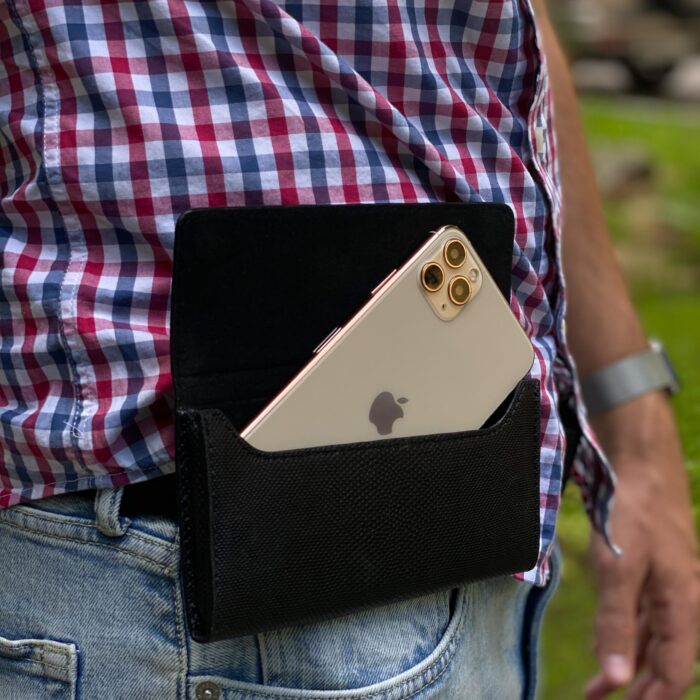 Чехол-кобура для iPhone из кожи игуаны черный с именной табличкой