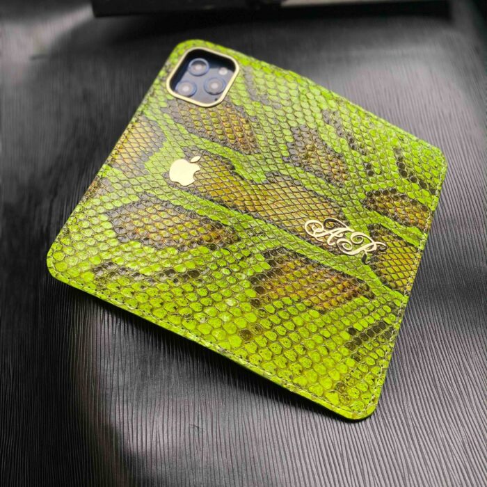 Чехол-книжка для iPhone кожаный зеленый с логотипом и инициалами
