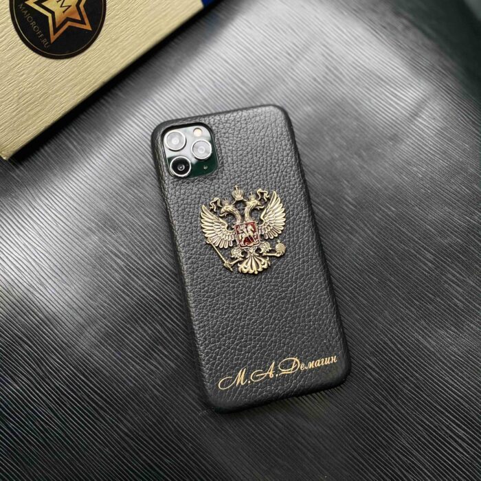 Чехол для iPhone из телячьей кожи черный с гербом России и надписью