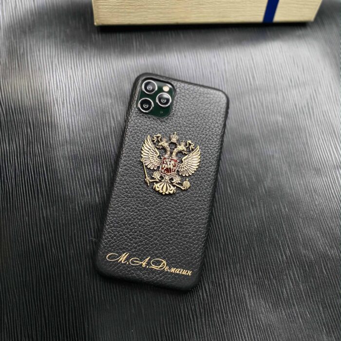 Чехол для iPhone из телячьей кожи черный с гербом России и надписью