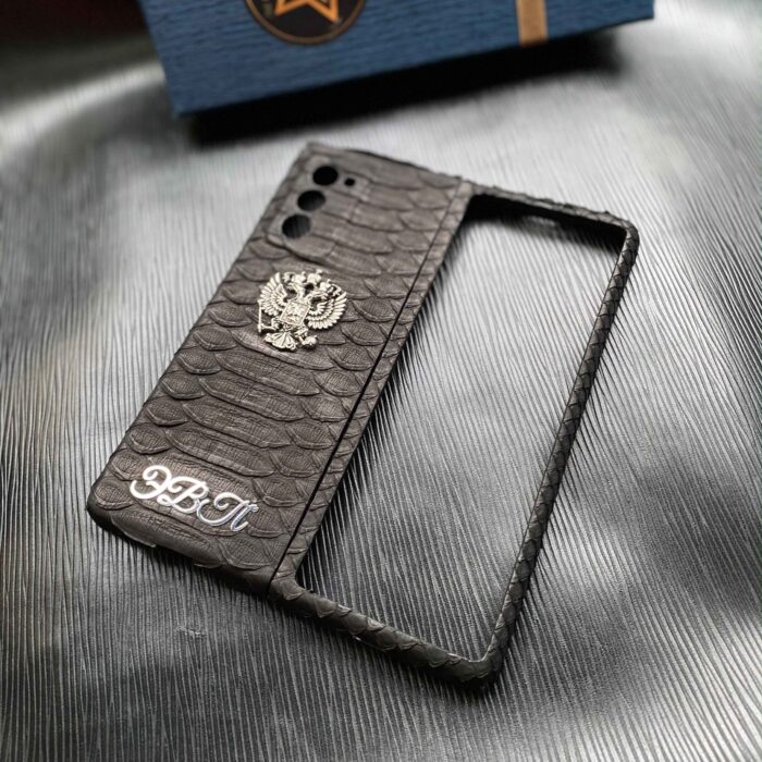Чехол для Samsung из кожи питона черный с гербом России и инициалами