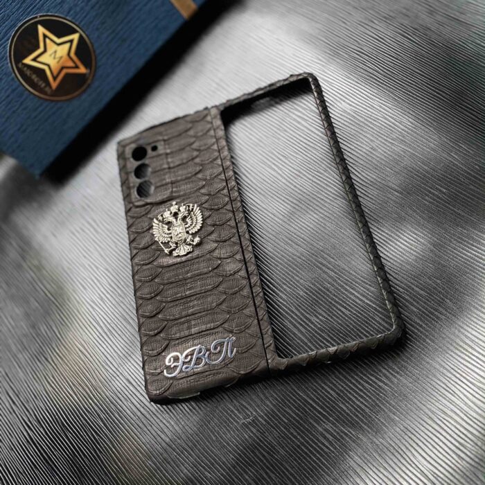 Чехол для Samsung из кожи питона черный с гербом России и инициалами
