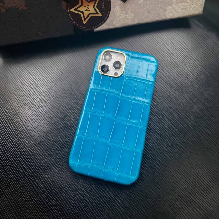 Чехол для iPhone из кожи крокодила голубого цвета с кантиком камеры
