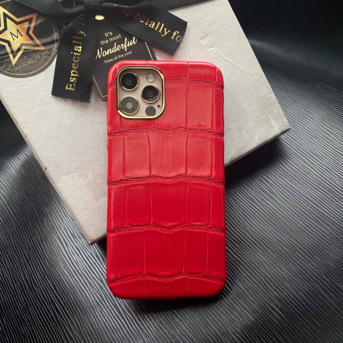 Чехол для iPhone из кожи крокодила красного цвета с кантиком камеры