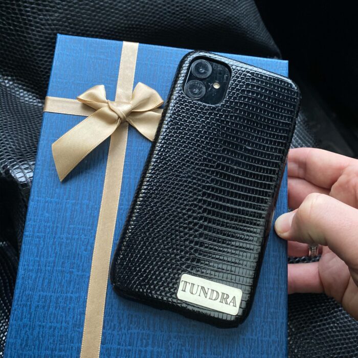 Чехол для iPhone из кожи игуаны черный с табличкой