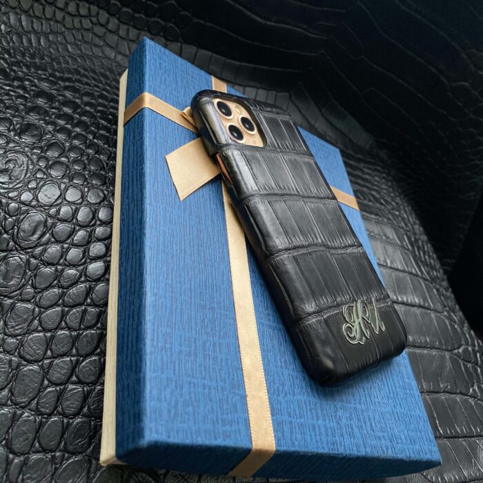Чехол для iPhone из кожи крокодила черный с инициалами
