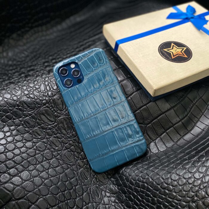 Чехол для iPhone из кожи крокодила светло-синий
