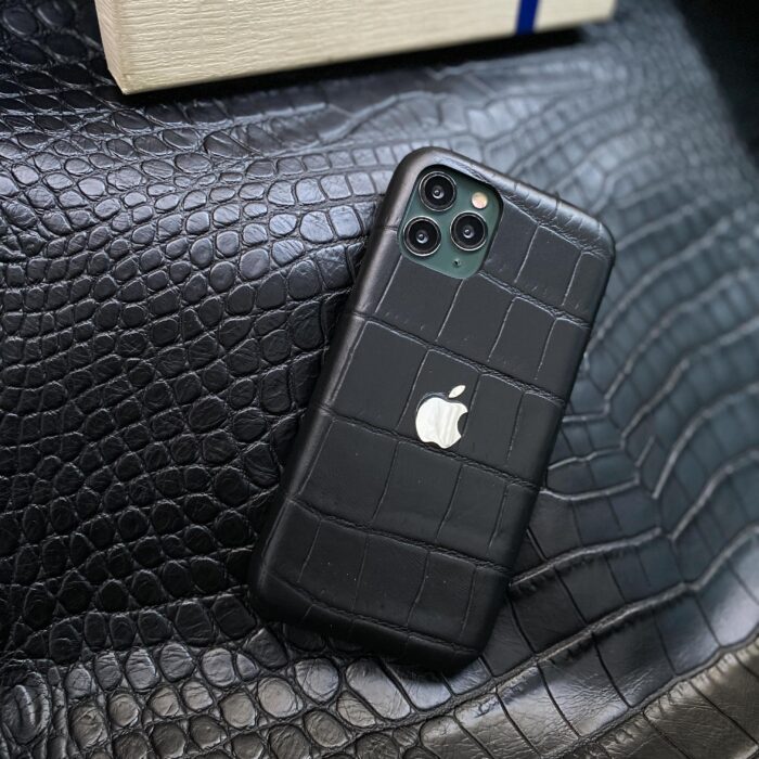 Чехол для iPhone из черной кожи с яблоком