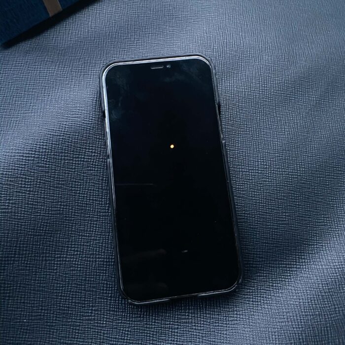 Чехол для iPhone из черной кожи с тиснением инициалов