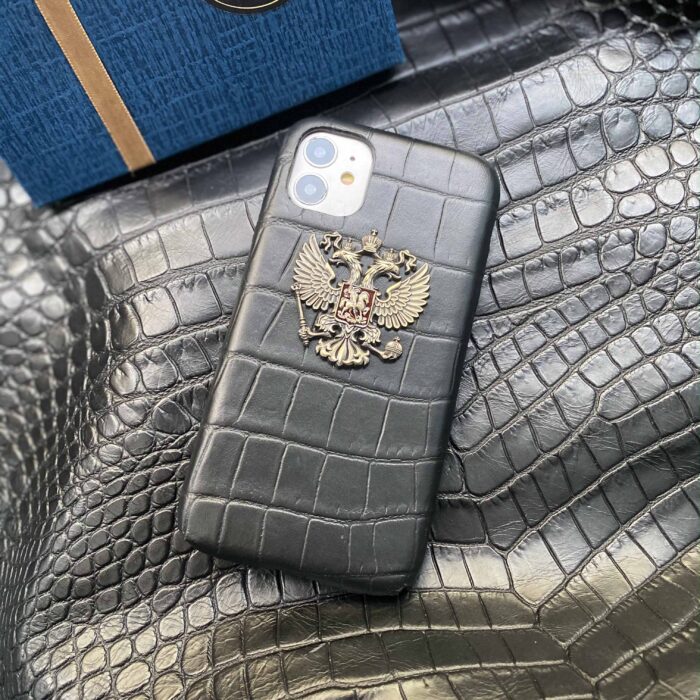 Чехол для iPhone из кожи под крокодила черный с гербом