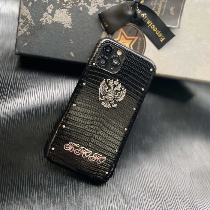 Чехол для iPhone из кожи игуаны черный с гербом, болтами и инициалами