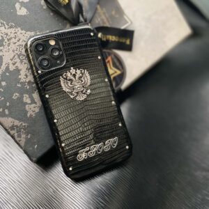 Чехол для iPhone из кожи игуаны черный с гербом, болтами и инициалами