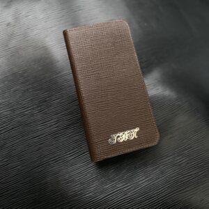 Чехол-книжка для iPhone из телячьей кожи коричневый с инициалами