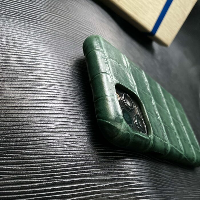 Чехол для iPhone из кожи под крокодила темно-зеленый