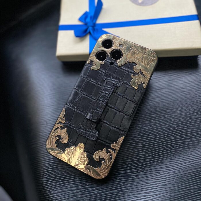 Чехол для iPhone из кожи с металлическими вставками
