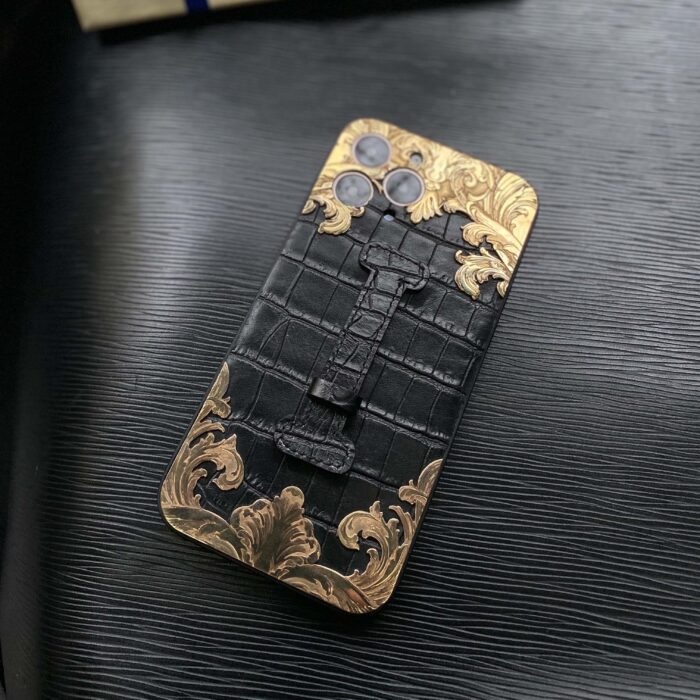 Чехол для iPhone из кожи с металлическими вставками