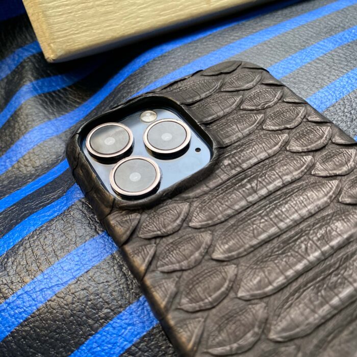 Чехол для iPhone из кожи питона черного цвета