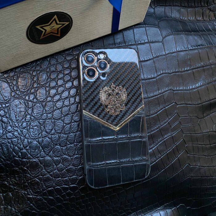 Чехол для iPhone из кожи крокодила и карбона с гербом России