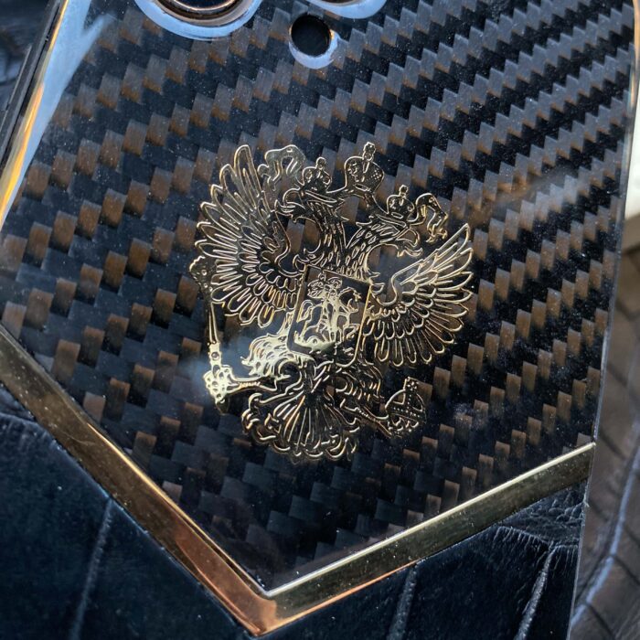 Чехол для iPhone из кожи крокодила и карбона с гербом России