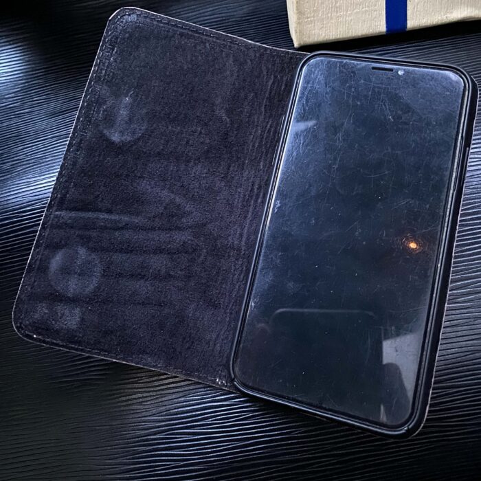 Чехол-книжка для iPhone из кожи серый с тиснением инициалов
