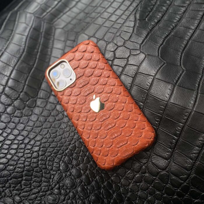 Чехол для iPhone из кожи питона оранжевый с логотипом Яблочко
