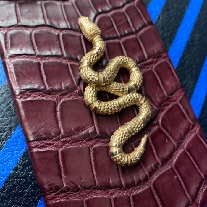 Чехол для iPhone из крокодила с логотипом Змея