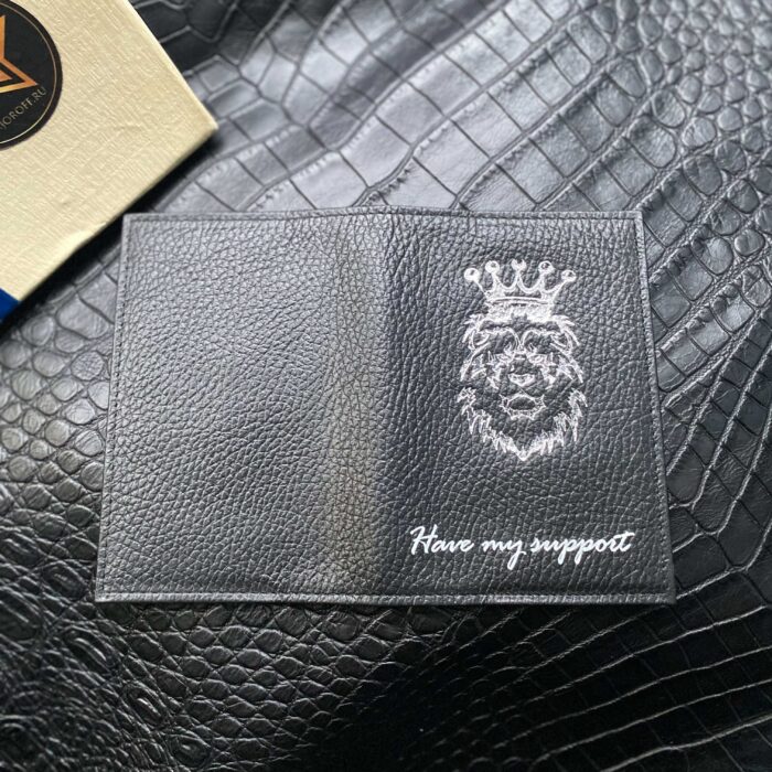 Обложка на паспорт из кожи с логотипом Лев
