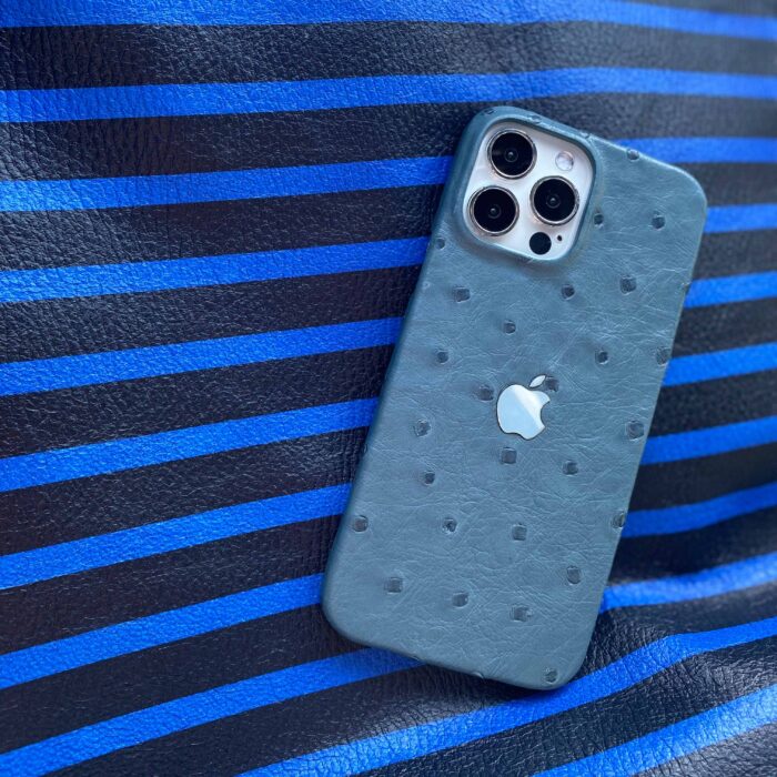 Чехол для iPhone из кожи страуса голубой с логотипом Яблочко