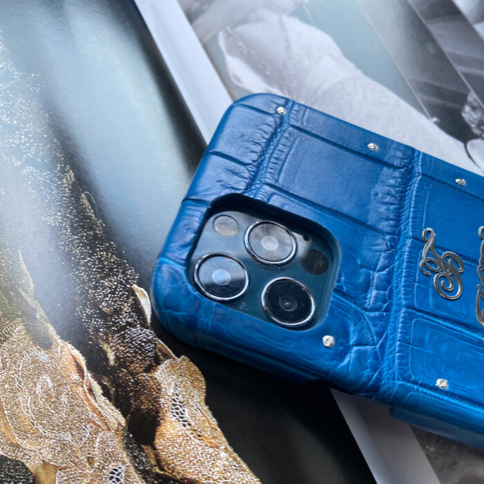Чехол для iPhone из крокодила синий с персональными инициалами