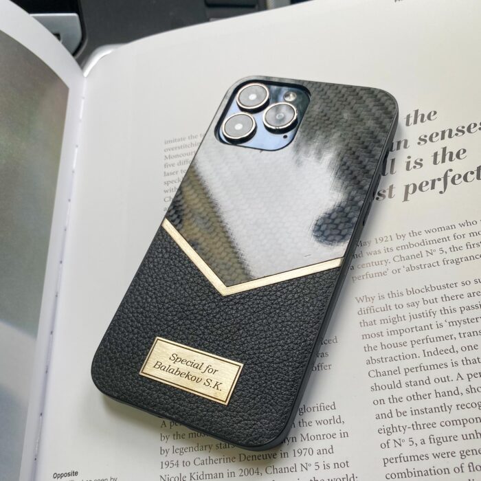 Чехол для iPhone из карбона и кожи с табличкой