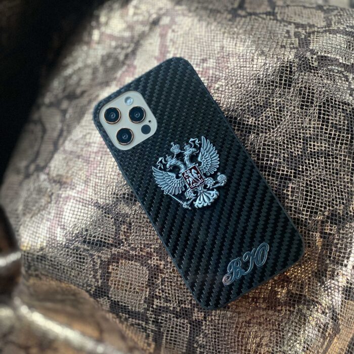 Именной чехол для iPhone из карбона с гербом