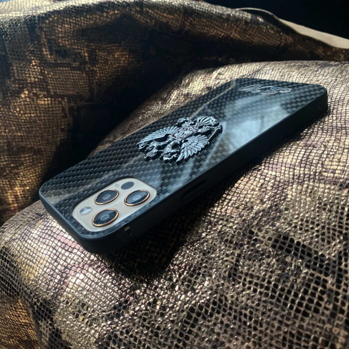 Именной чехол для iPhone из карбона с гербом
