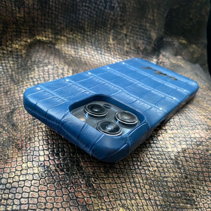 Чехол для iPhone синий крокодил с болтами именной